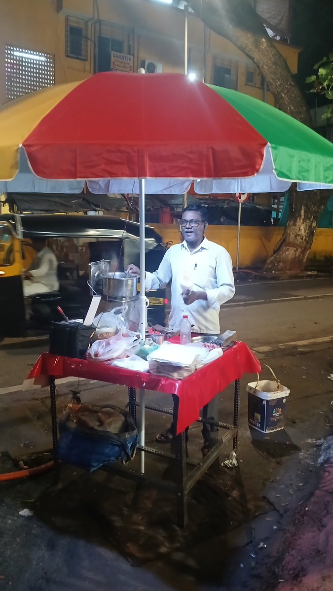 Mahalakshmi1711's tweet photo. @mybmc ​@mybmcwardT​@MulundInfo
Footpaths blocked by illegal hawking setup at junction of RHB Rd &amp; Ganesh Gawde Rd, opp Bullet Raja, Mulund (W). Requesting immediate action by Encroachment Removal Dept, T Ward. https://t.co/HswoxtvUzl