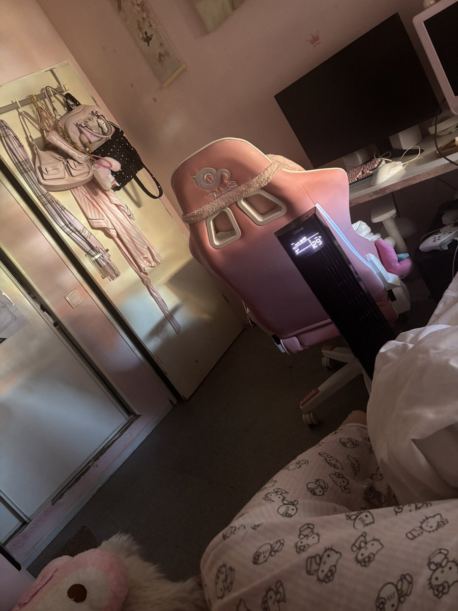 Amorcittta's tweet photo. i have to walk 5k steps in my room like what https://t.co/th0BfC0vwi