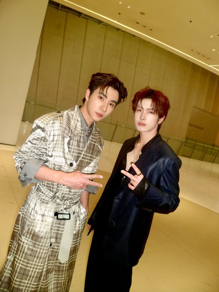 ppe2003perth's tweet photo. " ลาสท์ช็อตกับเพิ้ดต้า วิ่งมาจากสนามบิน -> ICONSIAM // แต้งกิ้วเพิ้ดต้ามากๆ🫶  " 

IG p.paips

PERTHSANTA AT MCHOICE

#MchoiceMintAwards2026
#PerthSanta #เพิร์ธแซนต้า https://t.co/K4mFIlQQsE