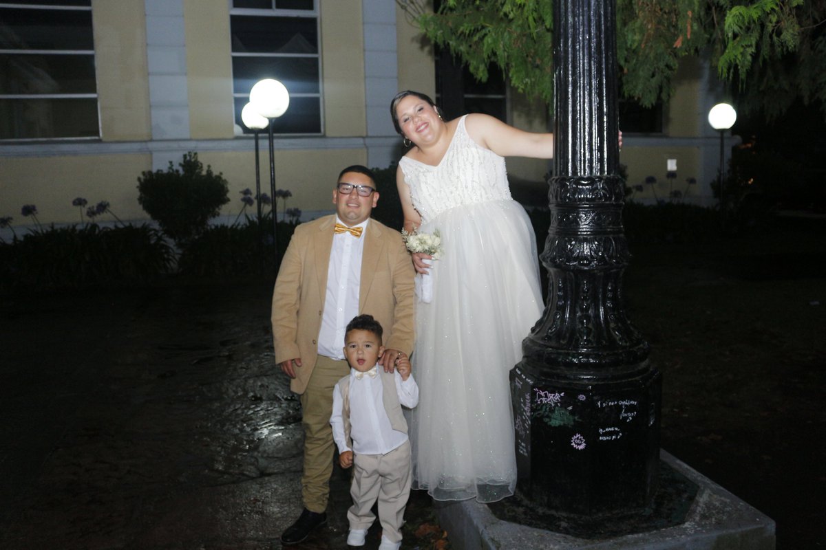majojimenez95's tweet photo. En nuestro casamiento hubo de todo, covid, rustico, piñas, policia, corridas. De todo  😆😆 
#NadieDiceNada https://t.co/GP6jdi8iL7