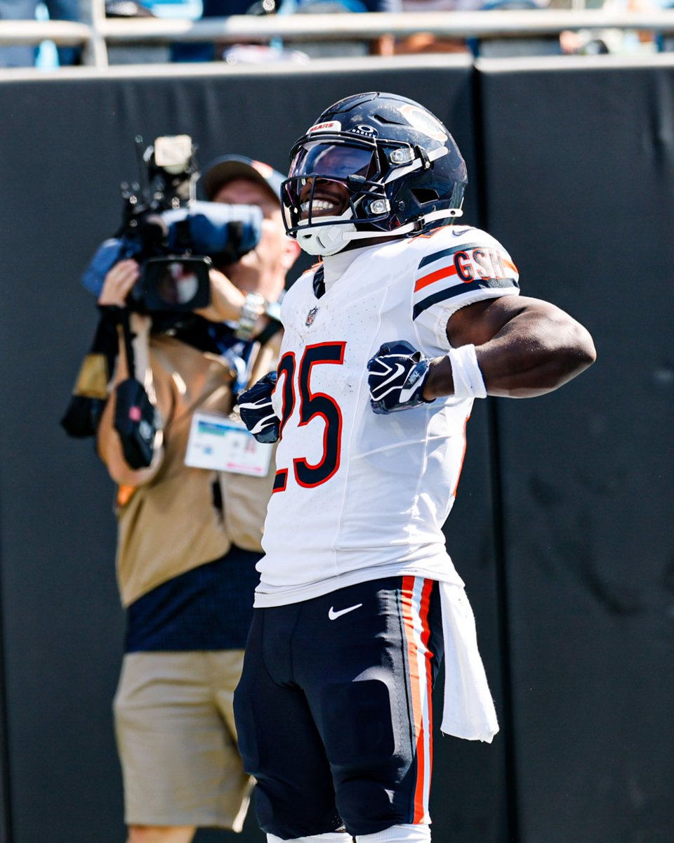 ChicagoBears's tweet photo. Waking up on Victory Monday like https://t.co/efmj40hN3D