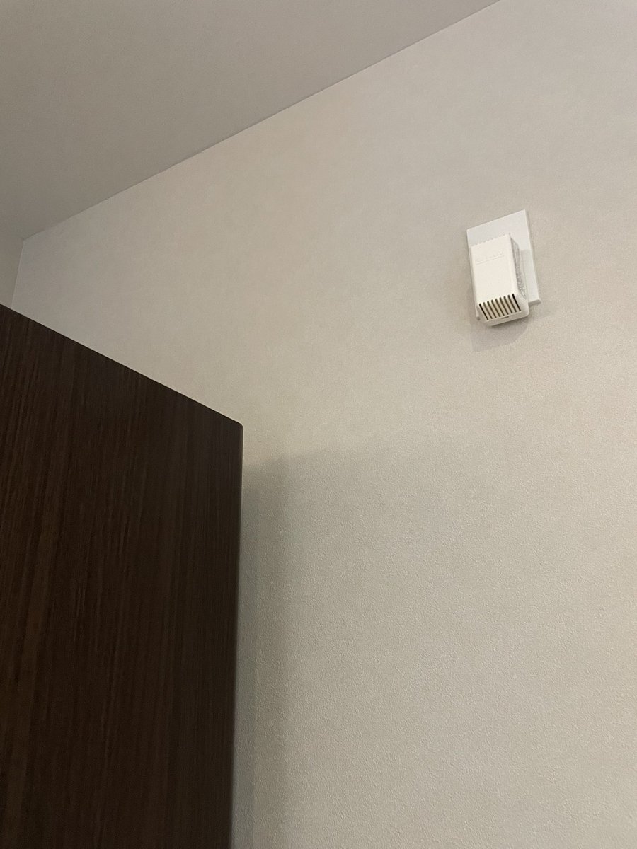 QU5su8's tweet photo. オゾン脱臭機付けたかったからコンロ近くに余分にコンセントつけてもらった。

今は家の中でタバコ吸わないけどなんか付けてないと落ち着かない。

当然ながらリビングの香りものも消臭されている気がする^_^ https://t.co/0zC1qBHZz6