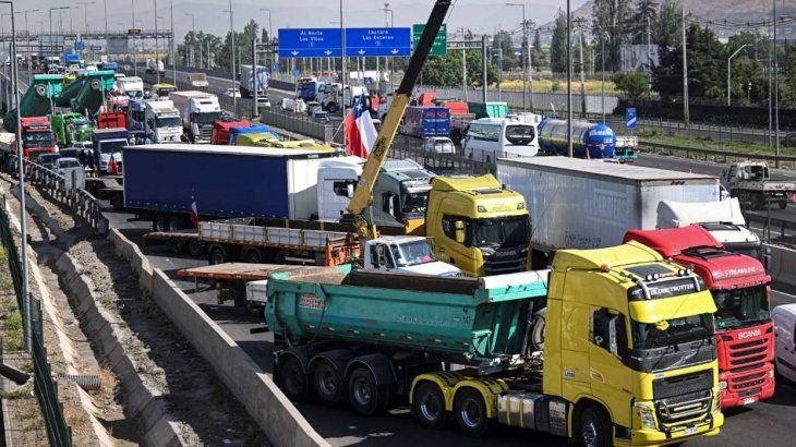 luisingermanico's tweet photo. En Noviembre de 2022 Los Camioneros hicieron un Paro de carácter Indefinido por un Alza de "36 PESOS" en el Diésel, hoy con alzas de casi 600 no han reclamado

Distinto proceder dependiendo de quién Gobierna, o desestabilizar Chile cuando Gobierna la Izquierda

MALDITOS ES POCO!! https://t.co/kzAmSsP6GF