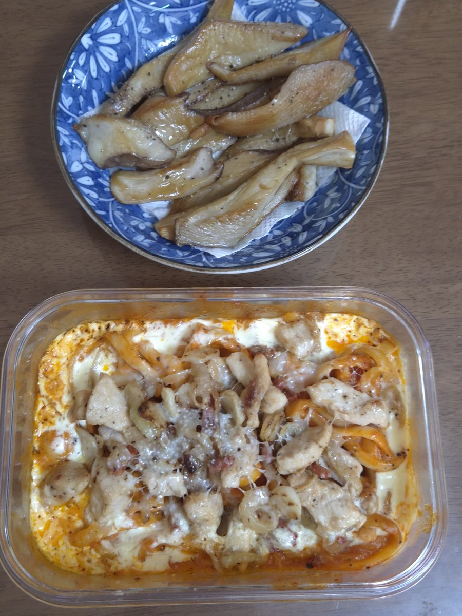2022Meal's tweet photo. 260907 월

-두유, 홍차
-냉동 로제 파스타, 구운버섯
- 메론빵, 초콜릿플랑
- 귤 2개, 만두3개 https://t.co/svTpEFp1v5