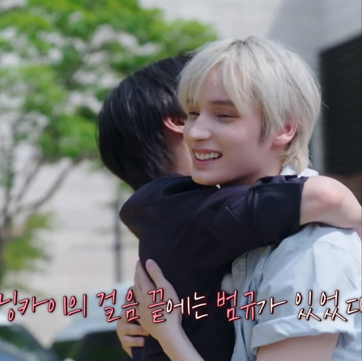 Hari_Bomb's tweet photo. 카의가 팔 다 두르지 않아도 밤그가 품 안에 쏙 들어옴ㅜㅜ ㄹㅇ뭐부서질것같으시네 실제로 연하도 꽉 못 안고 너무 소중히 안고계심 https://t.co/Sxi8uDP6il