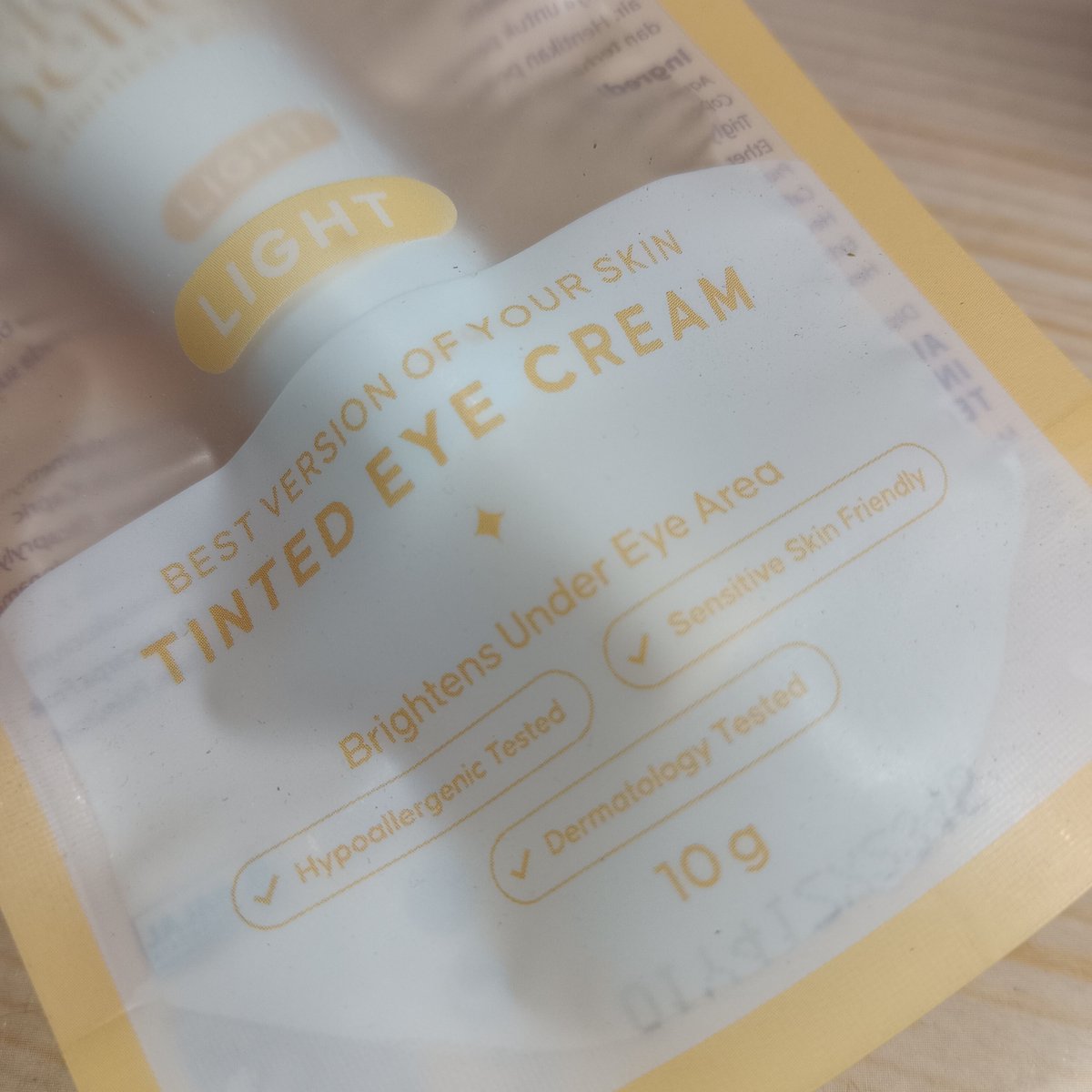 decidecici's tweet photo. @lacoco_id Karna ada warnanya, jadinya aku lebih suka pake tinted #eyecream ini di pagi / siang hari sekalian buat nutup mata panda. Beli disini: https://t.co/cCN2AVi9Zv (ada light sama medium).
Kalo malem lebih cocok pake #eyeserum nya #lacoco yg botol silver.
#eyecare #tintedeyecream https://t.co/5TTS9IfdZo