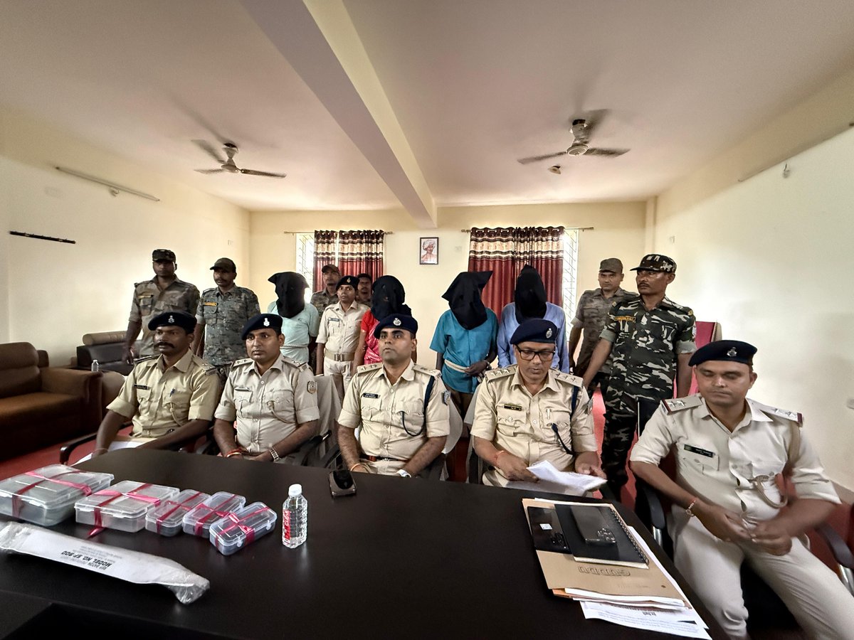 dhanbadpolice's tweet photo. हत्याकाण्ड में 4 आरोपी गिरफ्तार

बलियापुर थाना कांड संख्या 155/2026 में पुलिस ने त्वरित कार्रवाई के तहत युवती की हत्या का खुलासा किया। 4 अभियुक्त गिरफ्तार, हत्या में प्रयुक्त धारदार हथियार बरामद। मुख्य साजिशकर्ता समेत अन्य आरोपियों की गिरफ्तारी के लिए छापेमारी जारी। https://t.co/A1DLZblQsG