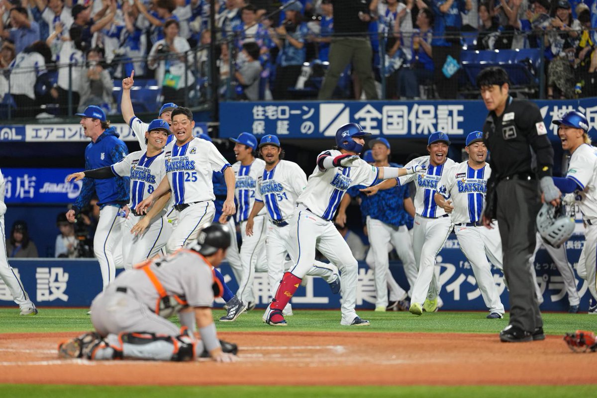 bay_fullcount's tweet photo. 【#DeNA - #巨人】

延長12回サヨナラ勝ちで6連勝＆勝率5割復帰⭐️

#baystars https://t.co/11gUDuemzO