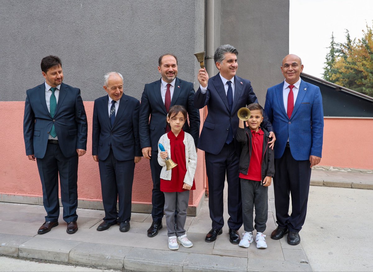 boluilmem's tweet photo. 🔔🏫 2026-2027 Eğitim-Öğretim Yılı Başladı

İlimizde yeni eğitim-öğretim yılının ilk ders zili, Valimiz Sayın Abdulaziz Aydın tarafından Bolu Kültür İlkokulunda çalındı.

@tcmeb @boluvaliligi https://t.co/ca2FKPHIwV