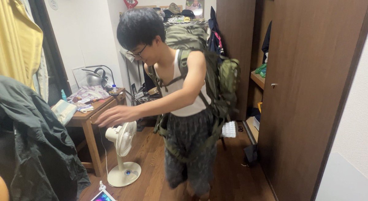 Miyarinov's tweet photo. 新リュックに、テントとクーラーボックス、薪、撮影道具以外を詰め込み、坊ちゃんに背負わしてみた。
約20kgになったが、重いけど重量が体全体に分散されて、めちゃくちゃ楽だそうです
https://t.co/JgevDpe77s
#マーディントップ #mardingtop #キャンプ https://t.co/Ixq2VKuS8t