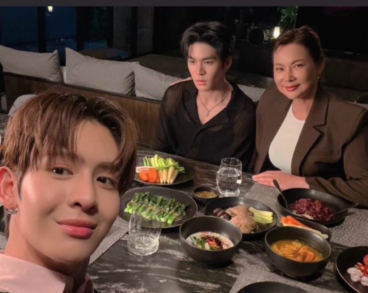 deepfifty's tweet photo. กุถามจริงๆนะ ถ้าคู่ชิปลงรูปแบบนี้ ใครมันฟินวะดูหน้าเมะด้วย5565555555555555555มันเหม่อไปถึงดาวอังคารแล้วนั่น https://t.co/lJMk0fzATp