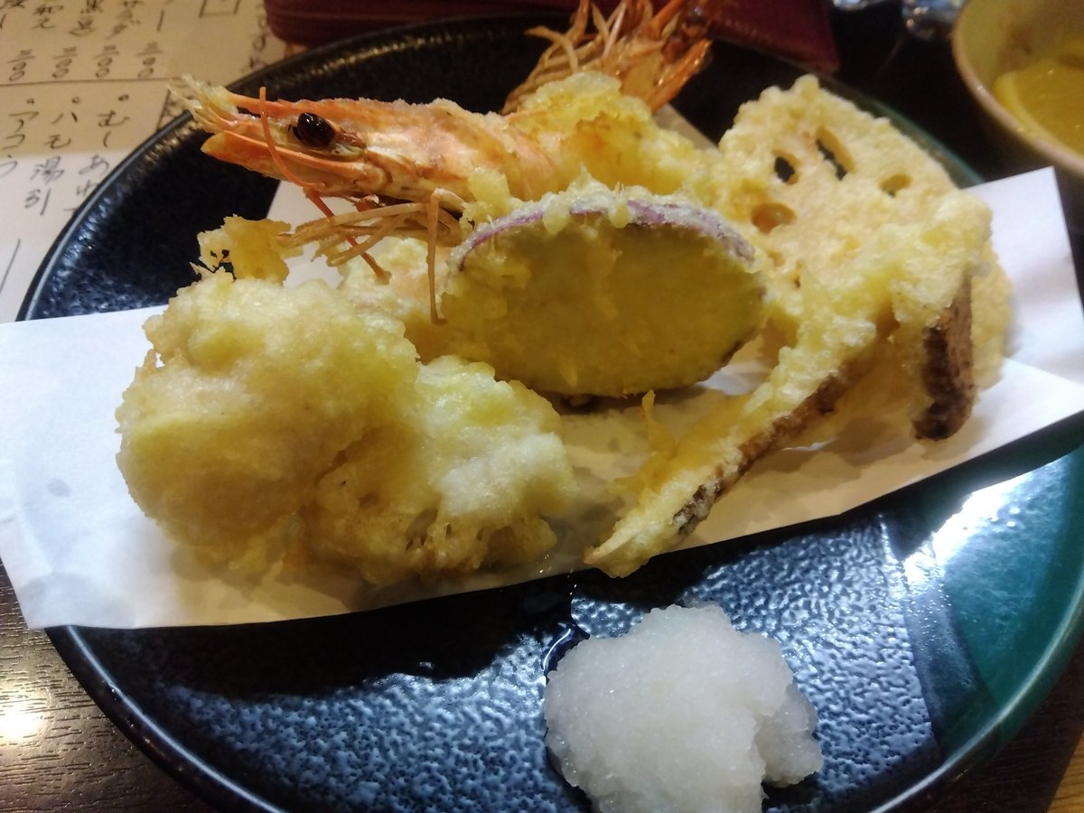 iy123_531's tweet photo. しごおわ🍺
友達がガチャで取ってくれたちいかわの豆皿、箸置きに使ってる😊 https://t.co/EMV655RvId