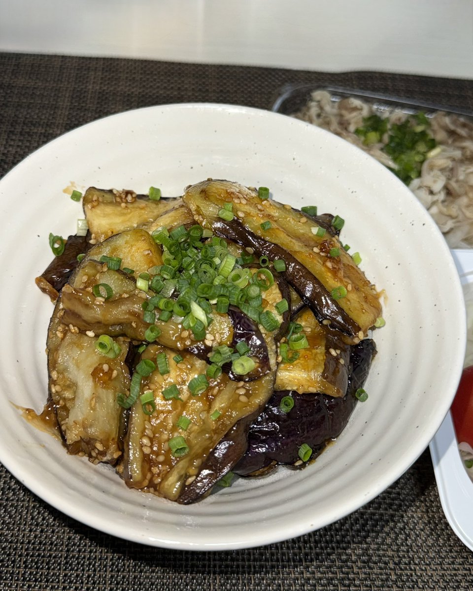 Rest_ln_Peace_'s tweet photo. 昨日、地元の直売所で立派なナスを購入したので蒲焼丼にしてみました🍆🔥
香ばしく蕩けるナスがお米と相性抜群で、肉や魚に負けない美味しさでした😋 https://t.co/yAPuAq1bkc