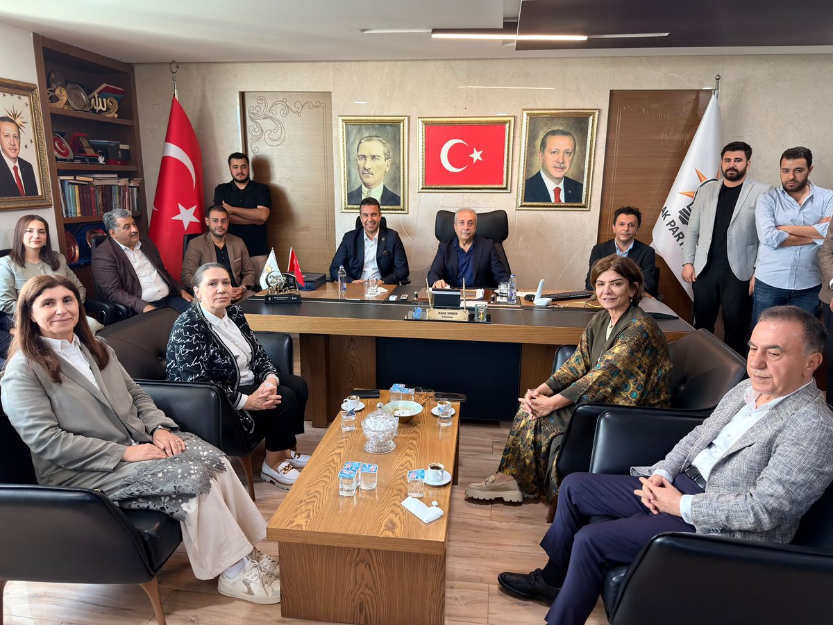Kepoluasuna's tweet photo. 📍AK Parti Diyarbakır İl Başkanlığı

Önceki dönem Tarım ve Hayvancılık Bakanımız, Cumhurbaşkanlığı Tarım ve Gıda Politikalar Kurulu Üyesi Sayın Mehmet Mehdi Eker, önceki dönem Milletvekillerimiz Sayın Ebubekir Bal, Sayın Oya Eronat, Sayın Mine Lük Beyaz ve önceki dönem MKYK Üyemiz Sayın Alaattin Parlak ile birlikte;

İl Başkanımız Sayın Hamit Sümer’i ziyaret ederek, kıymetli teşkilat mensuplarımızla bir araya geldik.

Diyarbakır’ımız ve teşkilatımız adına istişare ve dayanışma içerisinde çalışmalarımızı sürdürüyoruz.

Nazik misafirperverlikleri için kıymetli il başkanımıza, dava ve yol arkadaşlarımıza gönülden teşekkür ediyorum.

@Eker4FAO @EbubekirBal_
@eronat_oya @LokBeyaz
@alaattinparlak @HamitSumer21