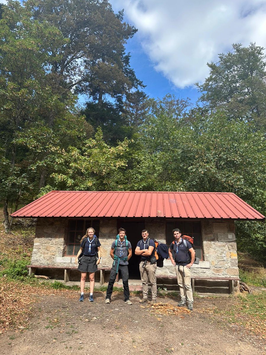 Cadetslibres's tweet photo. Nous avons le plaisir de vous présenter nos nouveaux bureaux !

Idéalement placés loin des réseaux, loin du bruit, loin de la foule, sans la fibre et sans électricité. Une source à proximité apporte de l’eau fraîche, et le ciel étoilé s’occupe de la déco.

Merci au @ClubVosgien ! https://t.co/H2gi2JjLui