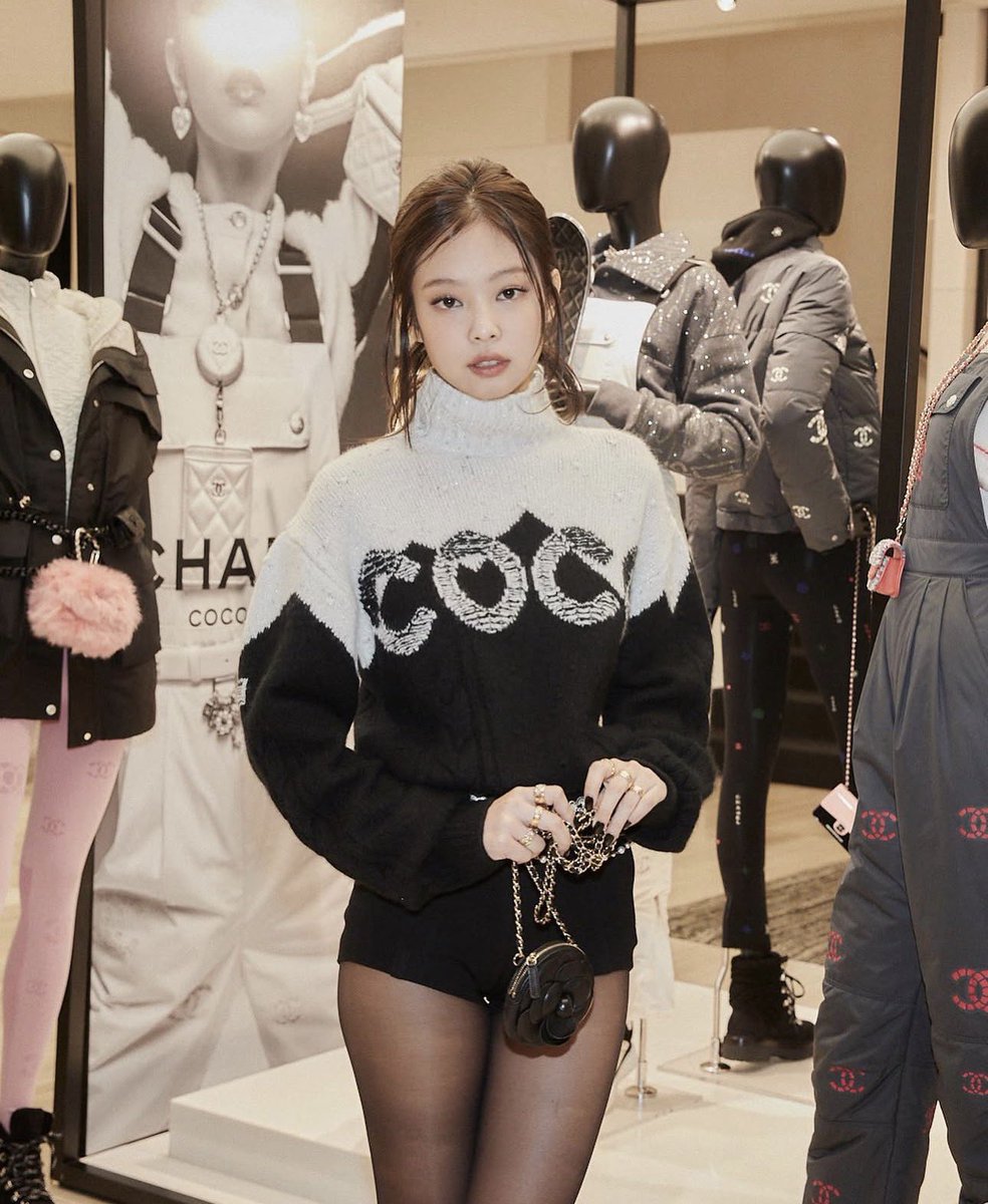 jenniekarchive's tweet photo. 211021

Dream work 🖤 So happy to be apart of this beautiful collection of #coconeige. Thank you to my wonderful @CHANEL team! https://t.co/f3aEnzW0Wb
