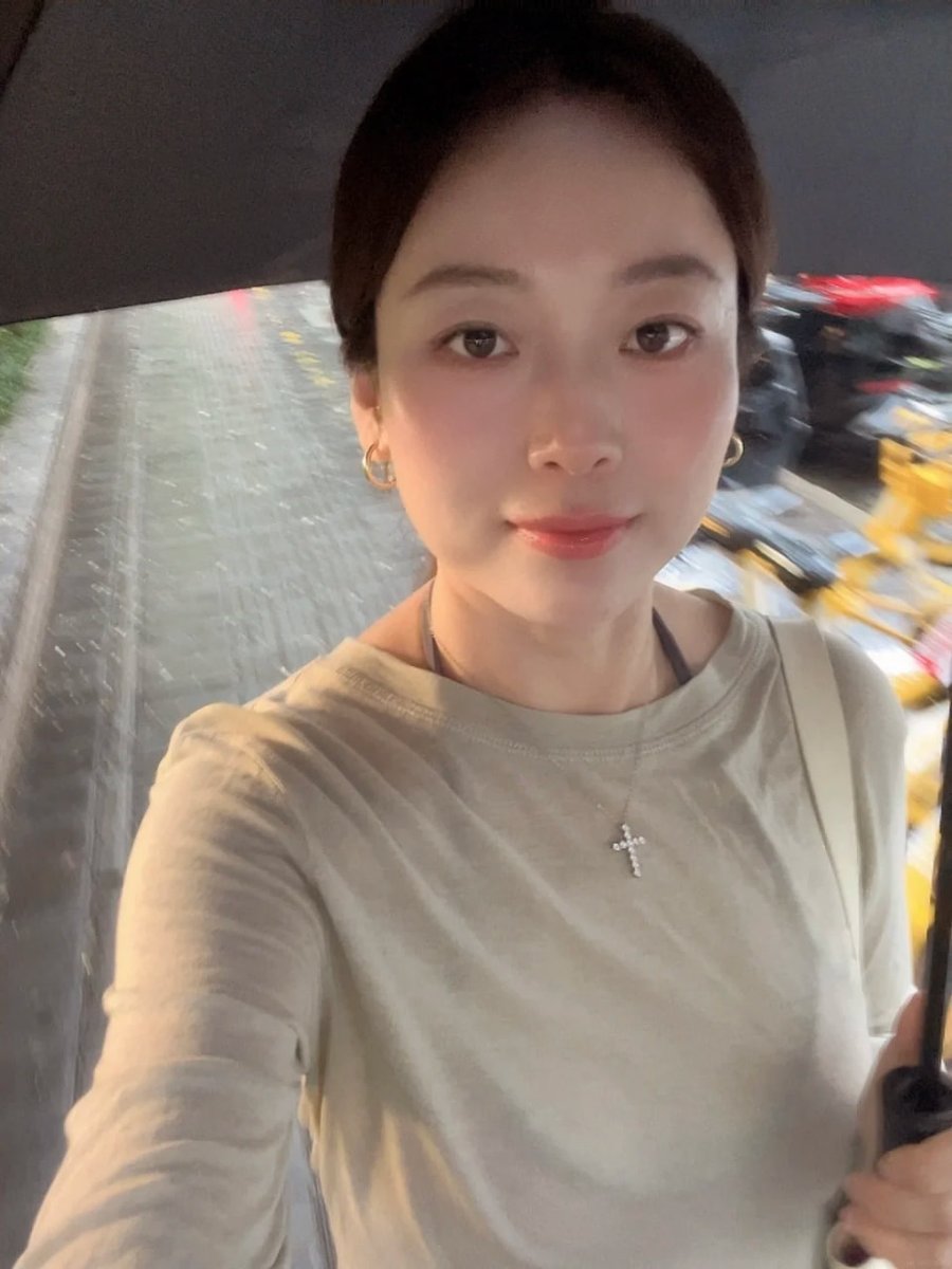 ilhamart's tweet photo. 就是不想一个人睡了有那么难吗？ https://t.co/0PHialopza