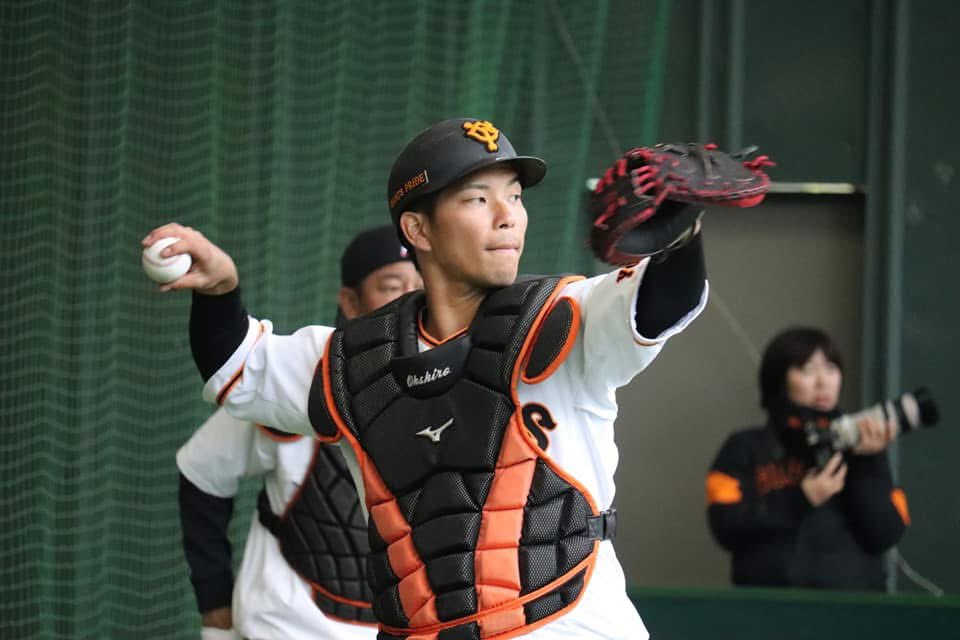 shot0646's tweet photo. 卓三さんが2軍にいる時から応援してるけど、巨人の4番務めるようになって感動😭❤️キャンプでは毎朝練習見学して最後にハイタッチもできてたけど、もうできることないんだろうな😂!!
子供産まれてなかなか野球見に行けないけど、いつか我が子と卓三さんの2ショットを撮るのが夢😭❤️ https://t.co/baMFg6fRLg