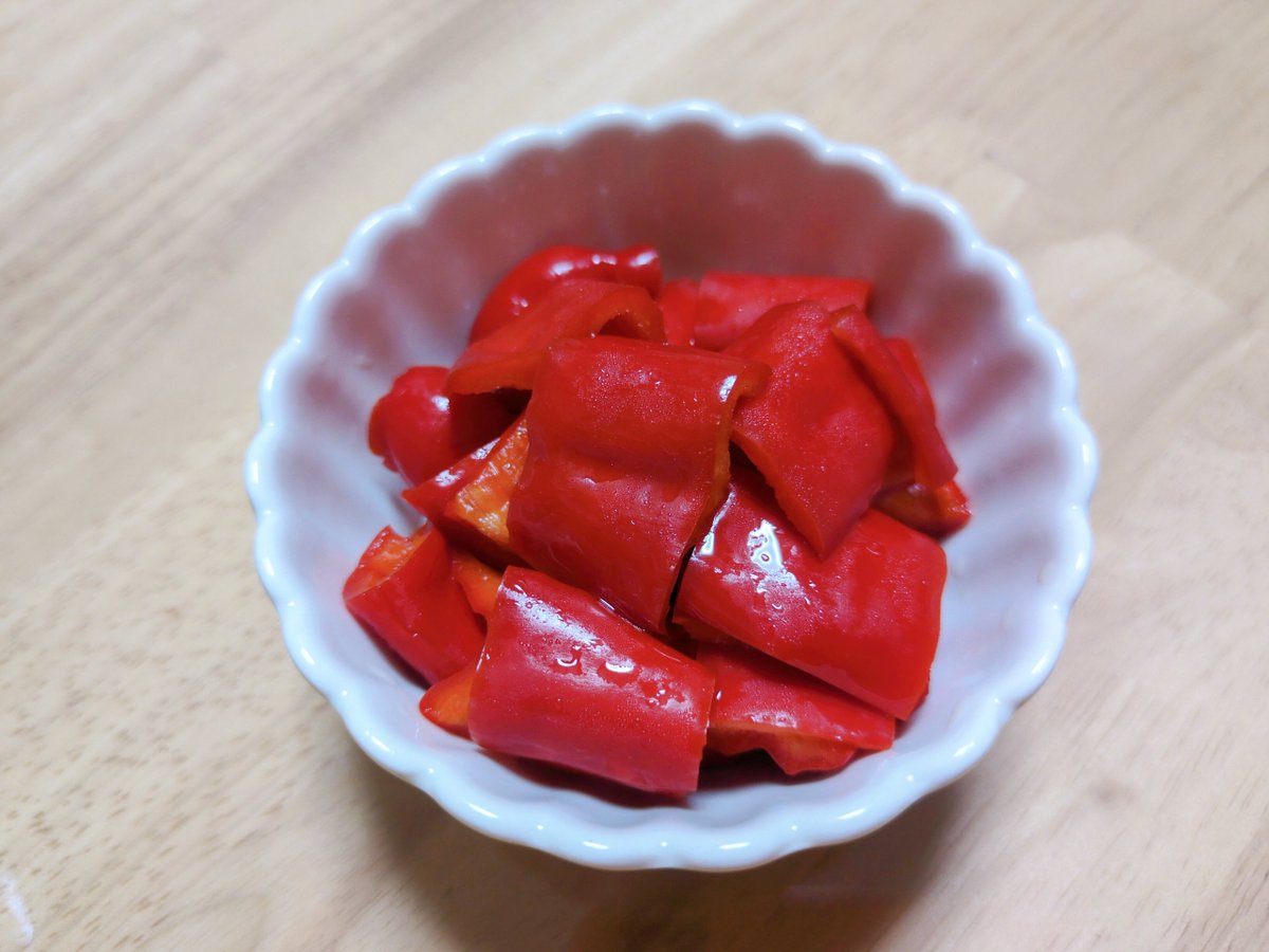 yurimarustar's tweet photo. 今日の晩ご飯😋

☆ミルフィーユじゃない鍋
☆まぐろ漬けとろろ丼
☆パプリカ甘酢漬け

タイムサービスの100g100円の生メバチマグロの柵を買ったので、メニュー変更！
これで約180円でしたꉂ🤣𐤔
ポン酢が美味しくて、減りの早いこと！ https://t.co/vif73NlhnQ