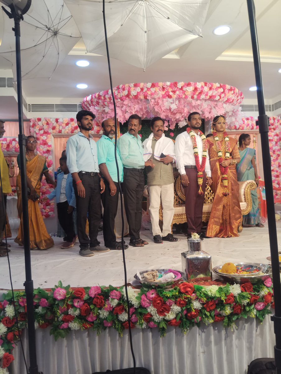 JAMESG495267113's tweet photo. 13.09.2026,
மதுரை...
கருத்தியல் பரப்புரை மாநில செயலாளர் அண்ணன் 
 திரு.செல்லப்பாண்டியன் அவர்களின் இல்ல திருமண விழாவில் கலந்து கொண்டு மணமக்களை வாழ்த்தினோம்...

ஞான ஜேம்ஸ் வளவன் 
மாவட்ட செய்தி தொடர்பாளர் 
மானாமதுரை சட்டமன்ற தொகுதி https://t.co/OnJO880Crq