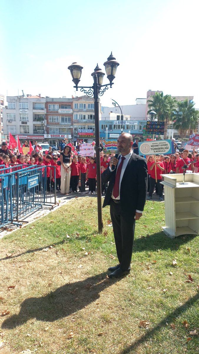 kirkagacmem45's tweet photo. İlköğretim Haftası kapsamında “Maarife Giden Yol” etkinliğinde İlçe Millî Eğitim Müdürümüz Halil BONCUK’un öğrenci, öğretmen ve velilerimize hitabının ardından saat 14.14’te Türk bayrakları ve pankartlarla yürüyüş gerçekleştirildi. 🇹🇷📚

@il_mem_45 @m_ugurelli https://t.co/DsqhidPyOS