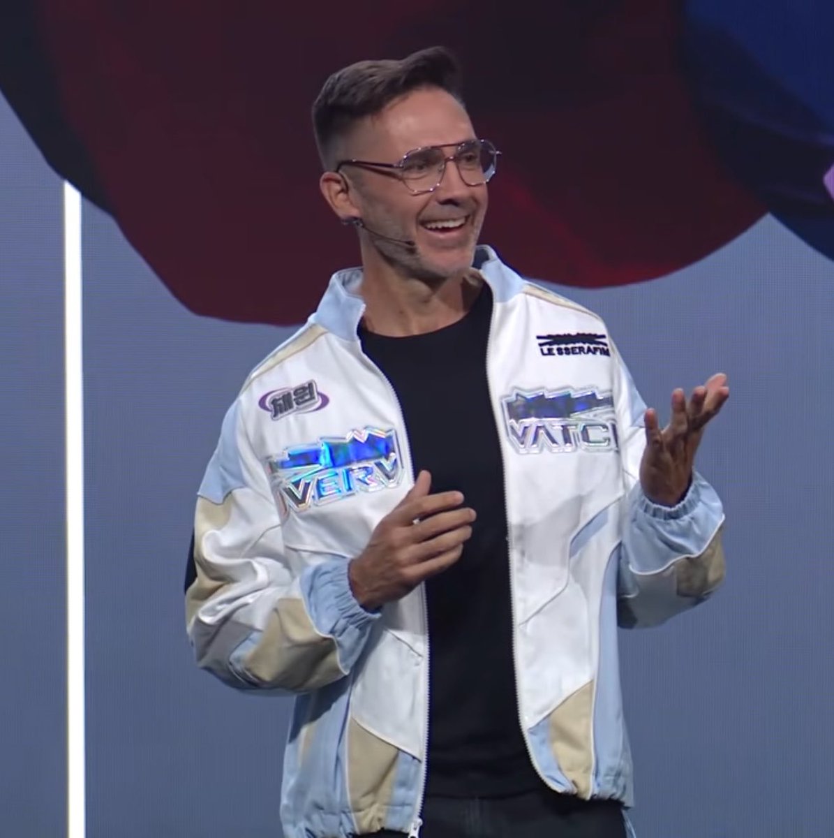 heloeesah's tweet photo. Unfortunately they ended up not wearing this on stage, but this is the @le_sserafim x @PlayOverwatch Jacket, designed by me! 
#lesserafim #blizzcon #lsf #overwatch #mademynight https://t.co/Qhcmtr4vRT