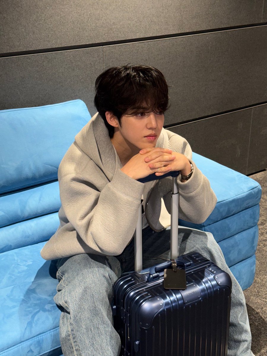 sesngcheol's tweet photo. beneath the quiet lights, he rests in his own little world, where time moves softly and the evening feels unhurried. a fleeting scene, yet somehow poetic, like a gentle pause between yesterday and tomorrow. https://t.co/tq9Gt3gURh