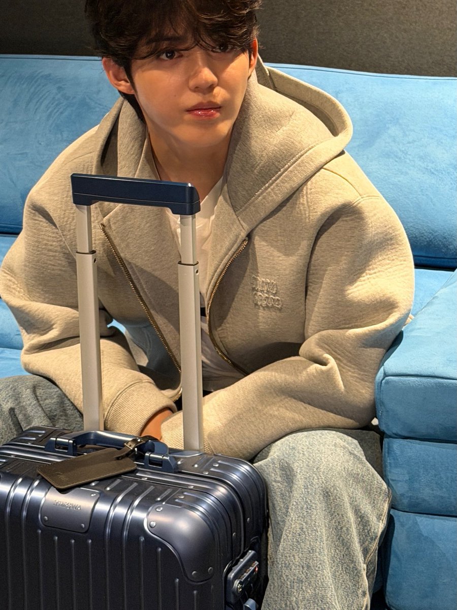 sesngcheol's tweet photo. beneath the quiet lights, he rests in his own little world, where time moves softly and the evening feels unhurried. a fleeting scene, yet somehow poetic, like a gentle pause between yesterday and tomorrow. https://t.co/tq9Gt3gURh