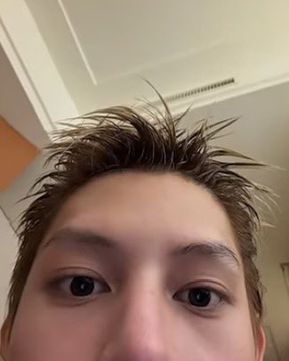 adekseonghyeonn's tweet photo. " cek dm su "                    " dm itu apa abang🥺" https://t.co/ZH8EkaKeJm