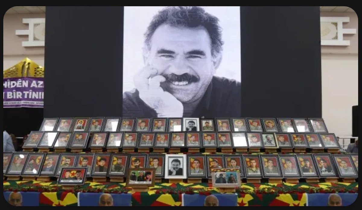 _Civak_saz1's tweet photo. Rêber APO Çalışmalarımızı bu Mücadelede hayatını feda edenlere adıyoruz 

Kürt Halk Önderi Abdullah Öcalan, Kürt özgürlük mücadelesinde farklı tarih ve yerlerde şehit düşenler için bulunduğu İmralı Cezaevi’nden mesaj gönderdi.

“Şehitlerimizi saygı ile anıyorum

Demokratik Cumhuriyet ve demokratik toplum inşası yolundaki tüm çalışmalarımızı, bu mücadelede hayatını feda eden şehitlerimizin adına adıyoruz.Onların emanetine sahip çıkmak, yürüdüğümüz yolun en temel https://t.co/bivB62xeSMış için yaptığımız teorik ve pratik çalışmalar, büyük barış hamlesi, onların büyük anısına duyulan derin saygının ve vefanın bir gereğidir.
Gösterilen bu emek, onların hatırasını yaşatmanın ve fedakârlıklarını karşılıksız bırakmamanın ifadesidir.
Bu yolda şehit düşenlerin anısına layık olmanın bir gereği olarak, savaş ve çatışma zeminini onurlu bir barışa bir an önce dönüştürmeliyiz.
Tüm şehitlerin anıları önünde saygıyla eğiliyor, mücadelelerini ve ideallerini yaşatma kararlılığımızı bir kez daha yineliyoruz.

Tüm ailelere baş sağlığı ve derin üzüntülerimi iletirken, bundan sonraki kuşakların özgürce yaşamaları için çabalarımızın durmaksızın kararlılıkla devam edeceğini tekrarlıyorum.

Abullah Öcalan
13 Eylül 2026
İmralı.”