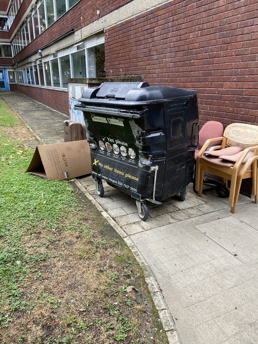 t_jtrust's tweet photo. *POLITE  NOTICE*
#ClarionHousingAssociation 
Who’s Task is it to Tidy This  ?
#Islington
#EC1
RSVP https://t.co/hccmsiIAzD
