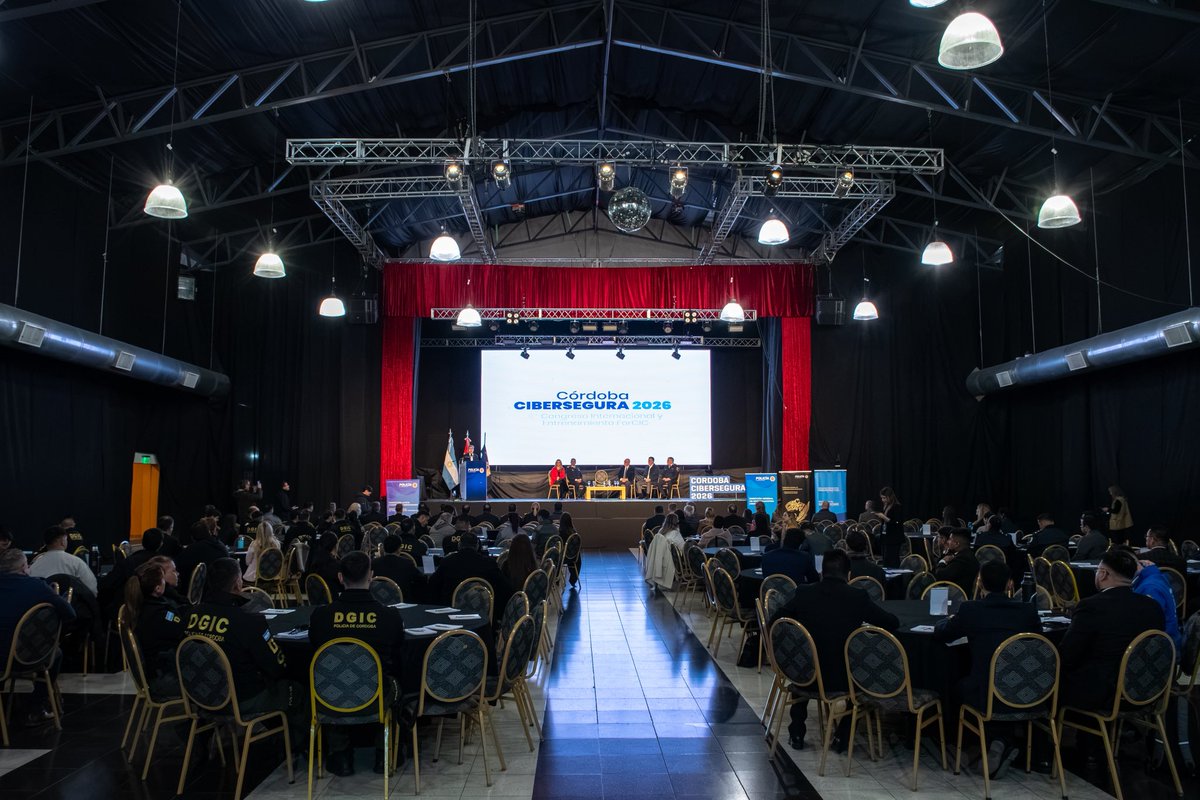 minsegcba's tweet photo. Córdoba, sede del 2.º Congreso "Córdoba Cibersegura" y el entrenamiento ForCIC 🖥️

🔹 El ministro @QuinterosJP encabezó la apertura del encuentro que, desde hoy y hasta el 17 de septiembre, reúne a especialistas nacionales para fortalecer la prevención y el combate del delito digital.

🔹 Participaron también de la apertura el fiscal general Carlos Lezcano, el jefe de la Policía de Córdoba, Marcelo Marín, el subjefe de la @PoliciaCbaOf Alberto Bietti, el presidente de la Caja de Jubilaciones, Adrián Daniele, y la directora general de Criminología y Seguridad Vial, Laura Pedernera.

🔹 En el marco del inicio del congreso, se firmó un convenio de cooperación con la Caja de Jubilaciones, Pensiones y Retiros de #Córdoba, orientado a fortalecer las acciones de prevención frente a estafas y delitos digitales que afectan especialmente a personas mayores.