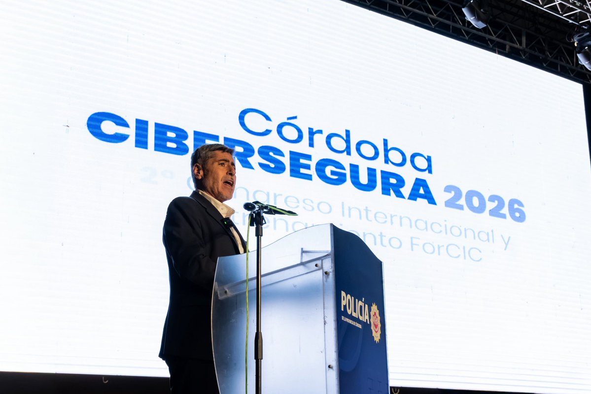 minsegcba's tweet photo. Córdoba, sede del 2.º Congreso "Córdoba Cibersegura" y el entrenamiento ForCIC 🖥️

🔹 El ministro @QuinterosJP encabezó la apertura del encuentro que, desde hoy y hasta el 17 de septiembre, reúne a especialistas nacionales para fortalecer la prevención y el combate del delito digital.

🔹 Participaron también de la apertura el fiscal general Carlos Lezcano, el jefe de la Policía de Córdoba, Marcelo Marín, el subjefe de la @PoliciaCbaOf Alberto Bietti, el presidente de la Caja de Jubilaciones, Adrián Daniele, y la directora general de Criminología y Seguridad Vial, Laura Pedernera.

🔹 En el marco del inicio del congreso, se firmó un convenio de cooperación con la Caja de Jubilaciones, Pensiones y Retiros de #Córdoba, orientado a fortalecer las acciones de prevención frente a estafas y delitos digitales que afectan especialmente a personas mayores.