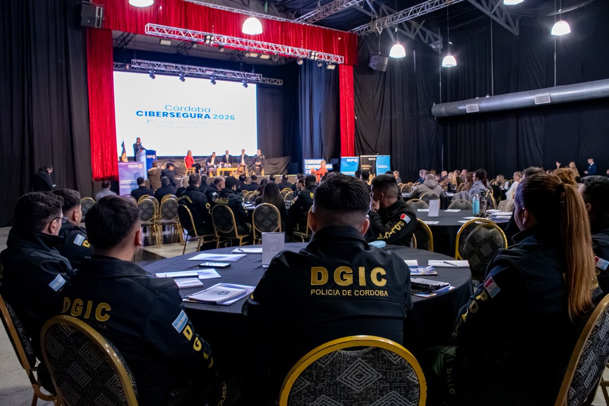 minsegcba's tweet photo. Córdoba, sede del 2.º Congreso "Córdoba Cibersegura" y el entrenamiento ForCIC 🖥️

🔹 El ministro @QuinterosJP encabezó la apertura del encuentro que, desde hoy y hasta el 17 de septiembre, reúne a especialistas nacionales para fortalecer la prevención y el combate del delito digital.

🔹 Participaron también de la apertura el fiscal general Carlos Lezcano, el jefe de la Policía de Córdoba, Marcelo Marín, el subjefe de la @PoliciaCbaOf Alberto Bietti, el presidente de la Caja de Jubilaciones, Adrián Daniele, y la directora general de Criminología y Seguridad Vial, Laura Pedernera.

🔹 En el marco del inicio del congreso, se firmó un convenio de cooperación con la Caja de Jubilaciones, Pensiones y Retiros de #Córdoba, orientado a fortalecer las acciones de prevención frente a estafas y delitos digitales que afectan especialmente a personas mayores.