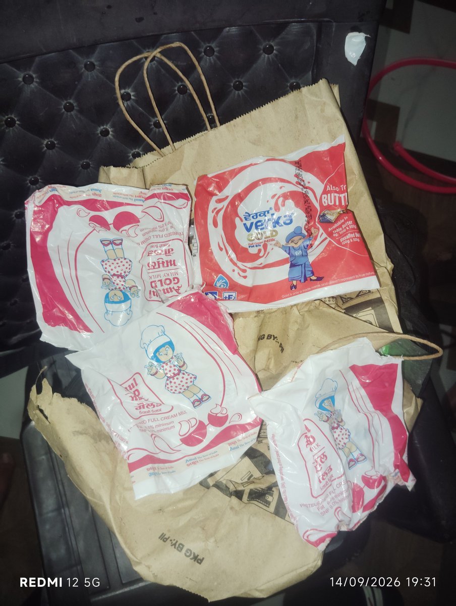 Saksham0069's tweet photo. Hey @instamart_it  i ordered 3 amul milk and 1 verka milk it all curdled and i cant even talk to agent some bots come and deny without going to agents
Order id 248358928178157
Pls give my money @SwiggyCares  @Swiggy @instamart_it https://t.co/LVZ21lO4Uw