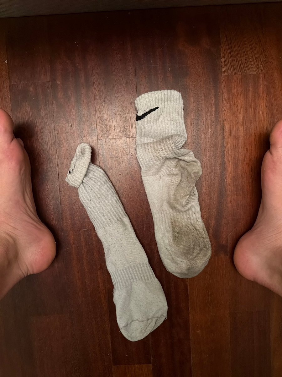 SKSocksFeet's tweet photo. @sneax030 Sweaty socks are the best thing 🔥 https://t.co/C061YMTMm0