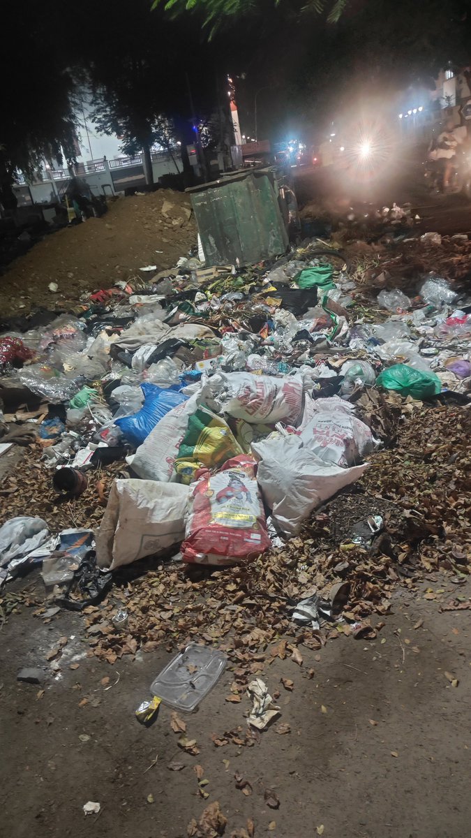 METRajan's tweet photo. @chennaicorp 

Please remove the debris accumulated. 

Location - East Park Road, Next to swimming pool corner.

Shenoy Nagar, chennai 600030.

Photo - 14Sep26 7:20PM

Ward 101. https://t.co/1uU6WQmssk