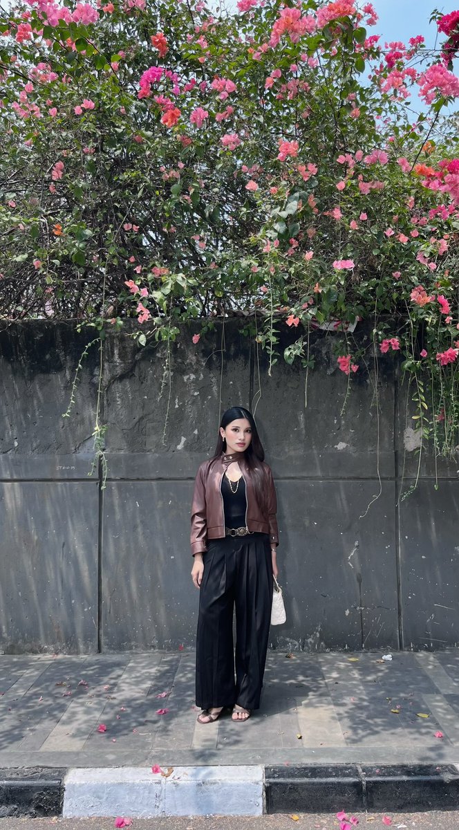 jcallmesisyy's tweet photo. aku klo pake outfit gini kenapa ngerasanya kurang cocok ya wkwk https://t.co/zLn5s0UP3n
