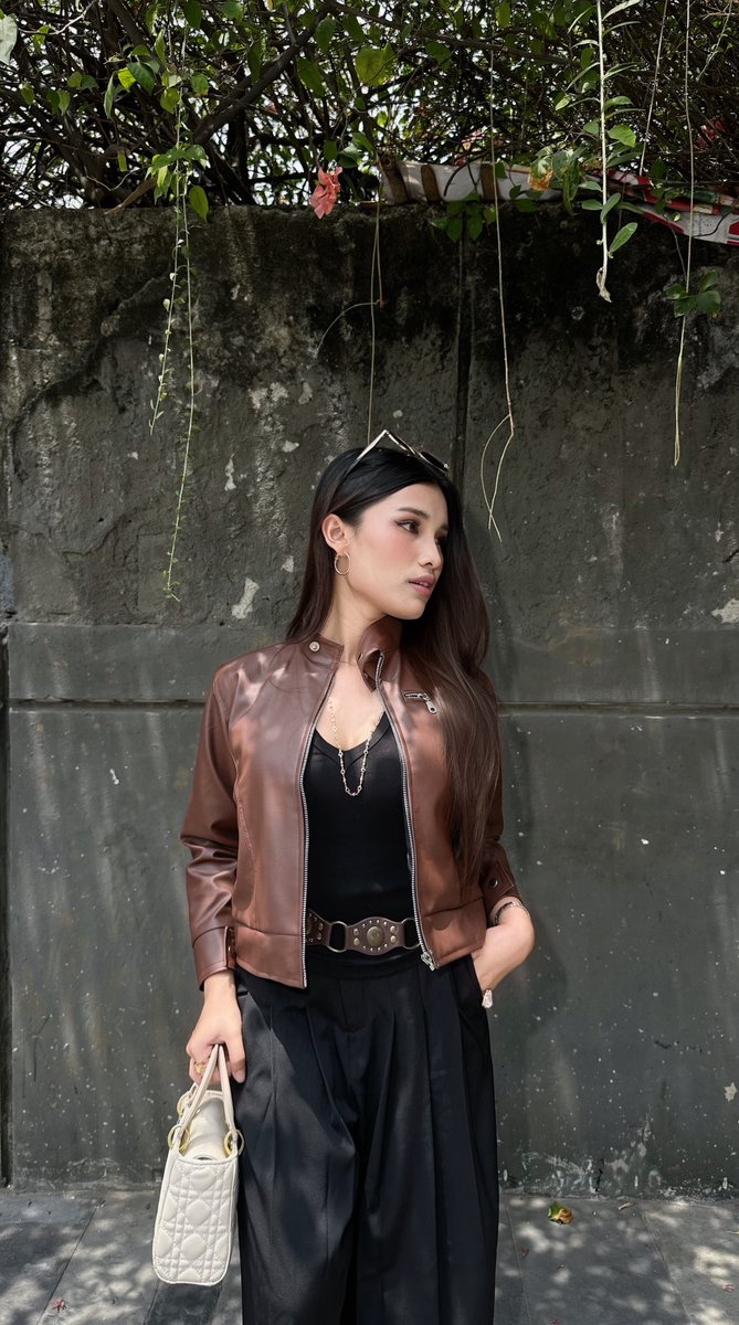 jcallmesisyy's tweet photo. aku klo pake outfit gini kenapa ngerasanya kurang cocok ya wkwk https://t.co/zLn5s0UP3n