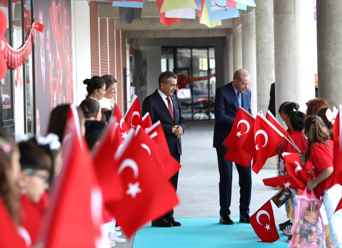 Yusuf__Tekin's tweet photo. 📍Ankara

Cumhurbaşkanımız Sayın Recep Tayyip Erdoğan’ın teşrifleriyle 2026-2027 Eğitim Öğretim Yılı Açılışı ve Ankara’da Yapımı Tamamlanan Eğitim Yatırımlarının Toplu Açılış Töreni’ni gerçekleştirerek evlatlarımızın mutluluklarına ortak olduk.

Bu topraklar bin yıldır ayakta ise her nesilde kendini yeniden mayalayan bir imanla, bir davayla ayaktadır. Eğitimciler olarak bizim bütün derdimiz, bütün sevdamız da bu aziz milletin evlatlarını kendi köküne, kendi değerlerine ve kendi gayesine sımsıkı bağlı, başı dik ve gönlü diri bir nesil olarak yarınlara hazırlamaktır.

Bakanlık olarak kademeli şekilde uyguladığımız Türkiye Yüzyılı Maarif Modelimizle evlatlarımızı çağının ilmini, bilgisini ve becerisini kuşanan, sahip olduğu kudreti hakka, adalete ve iyiliğe vakfeden yetkin ve erdemli nesiller olarak yetiştirme gayretindeyiz.

İnanıyoruz ki ortak vatan şuuruyla, hukukla ve müşterek bir gelecek inancıyla, kalbine kardeşliği bugünden nakşedilmiş bir nesil yetiştirdiğimizde yarının Türkiye’sini hiçbir husumet, hiçbir kirli hesap sarsayamayacak; Türkiye Yüzyılı, bu ulvi şuurla yetişen evlatlarımızın ellerinde yükselecektir.

2002’den bugüne Cumhurbaşkanımızın liderliğinde kararlılıkla sürdürülen eğitim yatırımlarının, fırsat eşitliğini gözeten politikalarımızın ve güçlü pedagojik anlayışımızın en somut karşılığını bugün uluslararası araştırmalarda elde ettiğimiz başarılarda görüyoruz.

Kuşkusuz eğitimdeki bu tarihî yükselişimiz; çeyrek asra yayılan kesintisiz bir emeğin, eğitimi vesayetin gölgesinden kurtarıp okulu ve öğretmeni yeniden merkezine alan bir demokratikleşme iradesinin ve yüz binlerce öğretmenimizin göz nurunun meyvesidir. Özverili çalışmalarından ötürü eğitimin yükünü omuzlayan, emeğiyle evlatlarımızı yarınlara hazırlayan kıymetli öğretmenlerimize teşekkür ediyorum.

Maarif ailesi olarak yeni dönemde de çocuklarımızı en mücehhez şekilde yarınlara hazırlamaya kararlılıkla devam edeceğiz.

Maarif ailemizin bu mutlu gününde teşrifleriyle bizleri onurlandıran ve her daim eğitimi destekleyen Cumhurbaşkanımız Sayın Recep Tayyip Erdoğan’a şükranlarımı sunuyorum.

Bu vesileyle yeni eğitim öğretim yılının ve Ankara’mızda yapımı tamamlanan yeni yatırımlarımızın aziz milletimize hayırlı olmasını niyaz ediyorum.

#ilkdersimizkardeşlik