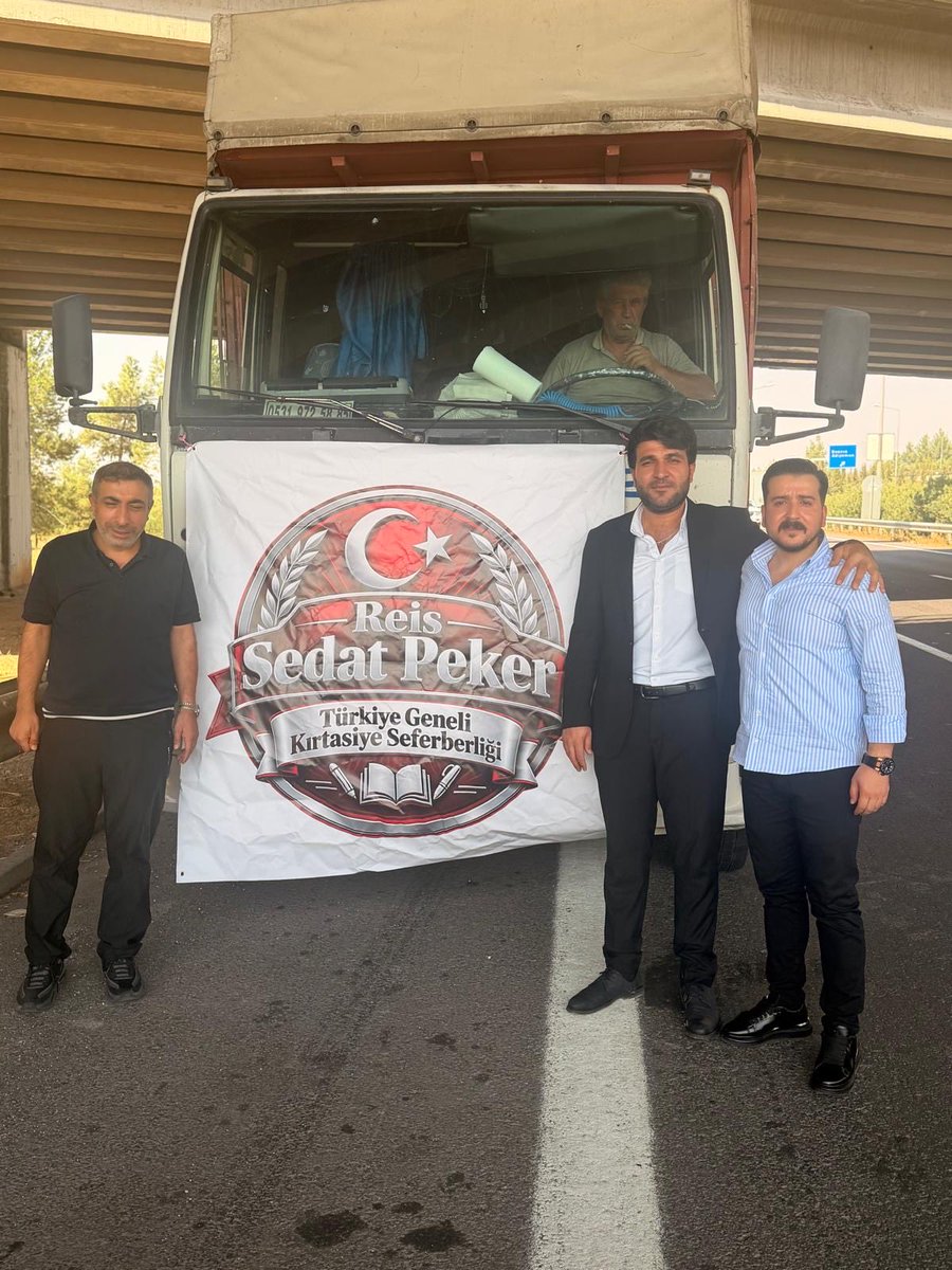 ibrahimhalilkus's tweet photo. Genç iş insanı Ferhat Yetkin'in öncülüğünde İş insanı Sedat Peker'in Şanlıurfa'ya gönderdiği Kırtasiye setlerini ihtiyaç sahipleri ailelerine vermek için kolları sıvadık.Allah kabul etsin @sedat_peker @FerhatYetkin63 @feridunoncell https://t.co/QxYMNNgHGB