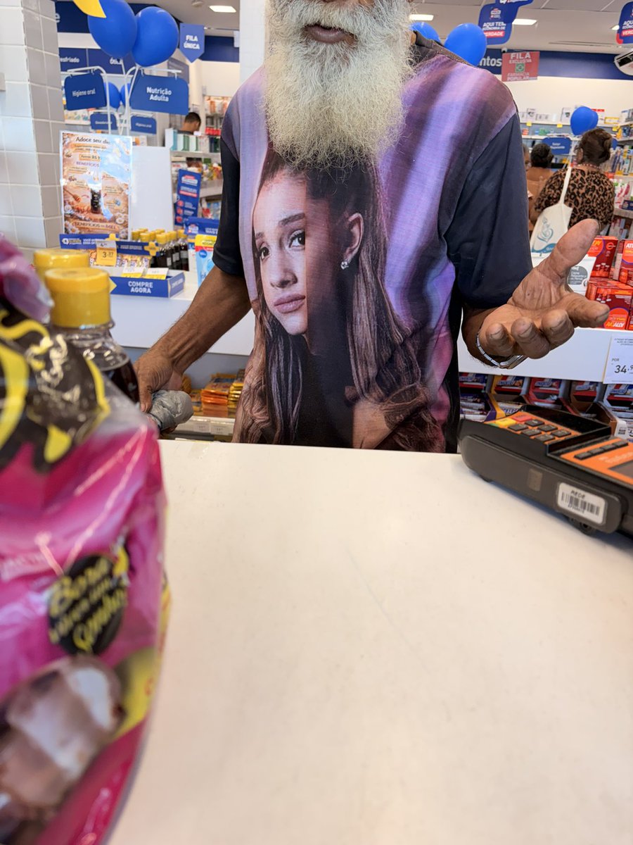 taylorcereja's tweet photo. pérola de hoje da minha farmácia atendi um senhor com uma camisa da ariana grande https://t.co/pLTzOfyMLo