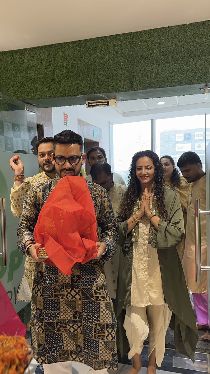 ZyppElectric's tweet photo. Bappa arrived at Zypp Electric HQ!

Welcoming Lord Ganesha to the Zypp Electric family with hearts full of joy, hope, and positivity. 

Ganpati Bappa Morya! 🙏✨

#GaneshChaturthi #ZyppElectric #Celebration #team #culture https://t.co/f6ZR2P02Dm
