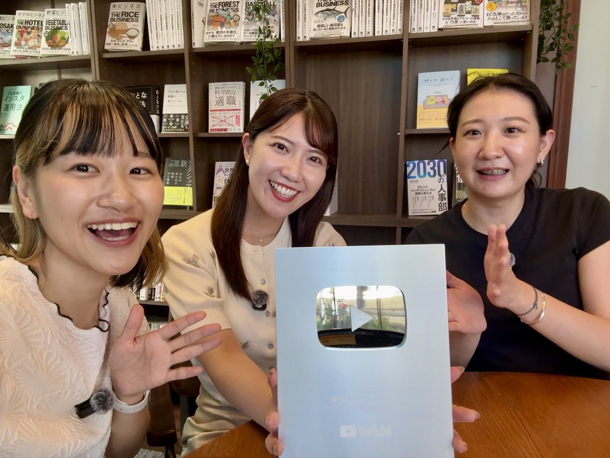 cmg_hamanaka's tweet photo. YouTube10万人突破で銀の盾が届き、新文化さんにも大きく取り上げていただいたりと今日はチームで喜びを噛み締めておりました…！ https://t.co/zv8eTOfHu2