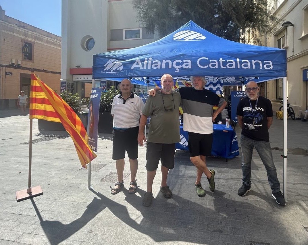 Barcelona_ACat's tweet photo. Moltes gràcies a tots els veïns i veïnes que aquest cap de setmana heu passat per les nostres parades al Barcelonès! 

#SalvemCatalunya amb @CatalunyaAC https://t.co/1vfSHczZ6x