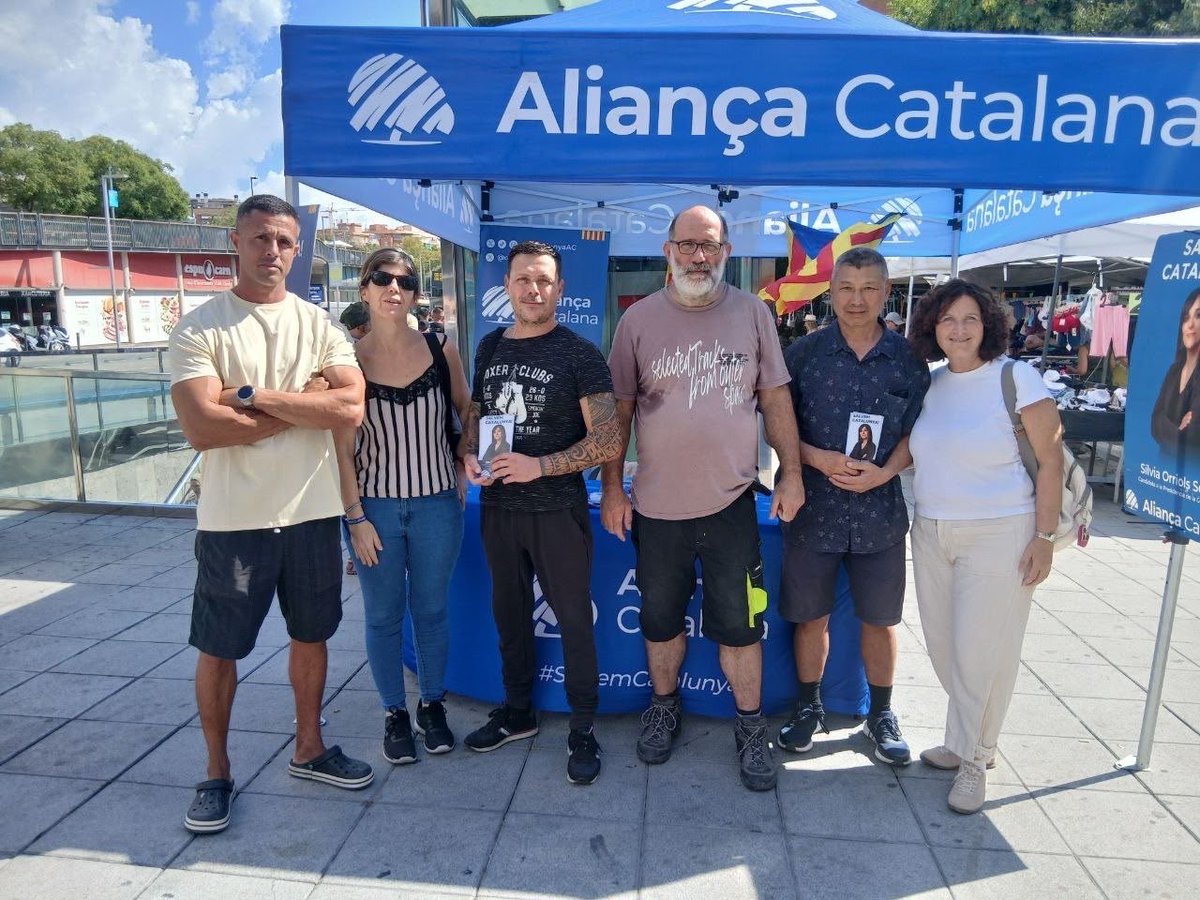 Barcelona_ACat's tweet photo. Moltes gràcies a tots els veïns i veïnes que aquest cap de setmana heu passat per les nostres parades al Barcelonès! 

#SalvemCatalunya amb @CatalunyaAC https://t.co/1vfSHczZ6x