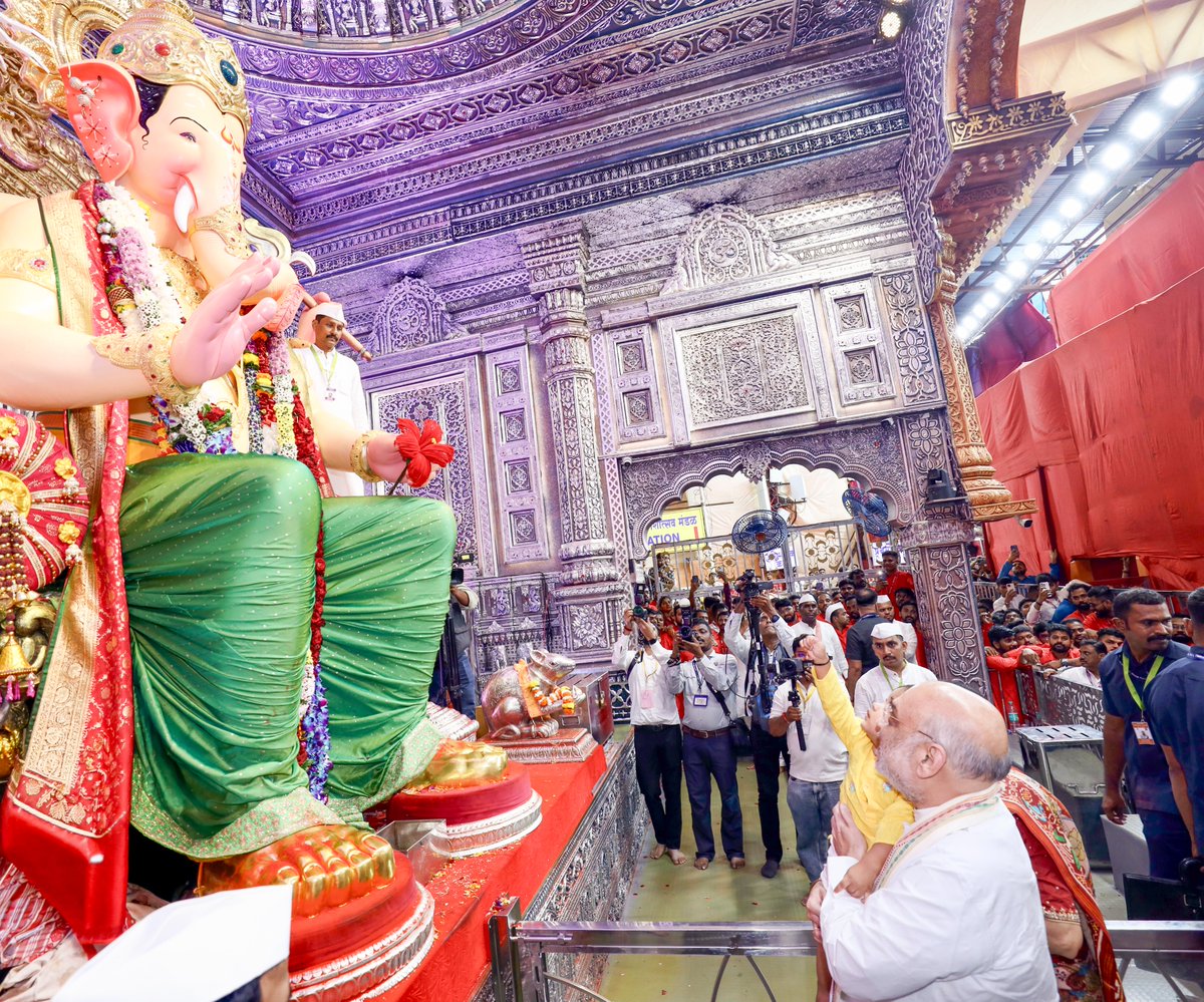 AmitShah's tweet photo. आज मुंबईतील प्रसिद्ध 'लालबागच्या राजा'चे दर्शन घेऊन पूजा-अर्चा केली.

करोडो भाविकांचे श्रद्धास्थान असलेल्या गणपती बाप्पाच्या या विराट रूपाच्या दर्शनाची प्रतीक्षा वर्षभर असते. विघ��नहर्ता सर्व देशवासीयांना सुख आणि समृद्धीचा आशीर्वाद देवो.

गणपती बाप्पा मोरया! https://t.co/iCrKlzDTvx