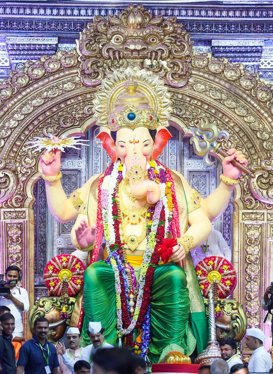 AmitShah's tweet photo. आज मुंबईतील प्रसिद्ध 'लालबागच्या राजा'चे दर्शन घेऊन पूजा-अर्चा केली.

करोडो भाविकांचे श्रद्धास्थान असलेल्या गणपती बाप्पाच्या या विराट रूपाच्या दर्शनाची प्रतीक्षा वर्षभर असते. विघ��नहर्ता सर्व देशवासीयांना सुख आणि समृद्धीचा आशीर्वाद देवो.

गणपती बाप्पा मोरया! https://t.co/iCrKlzDTvx