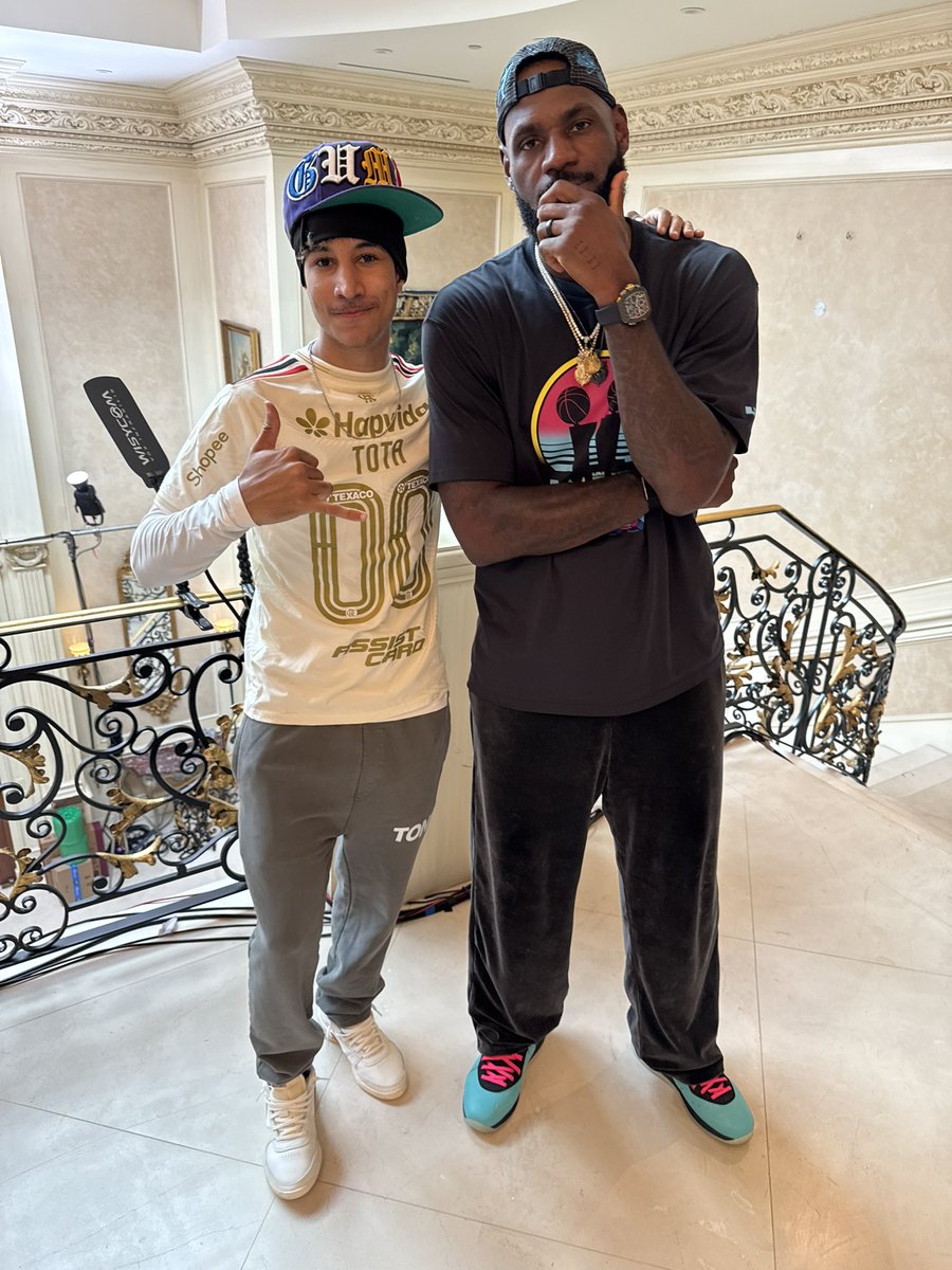 totamc_'s tweet photo. LeBron James🤓 https://t.co/jrVcd0RYuD