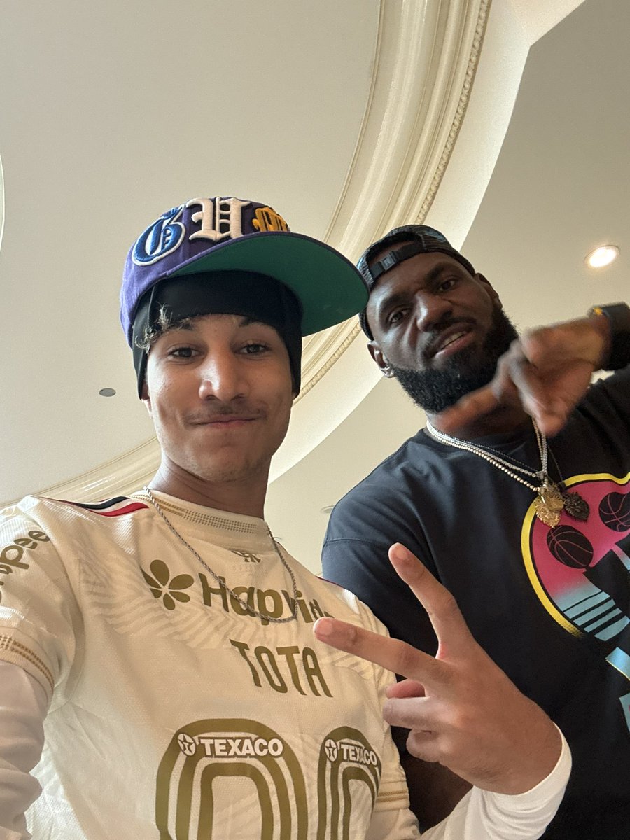 totamc_'s tweet photo. LeBron James🤓 https://t.co/jrVcd0RYuD
